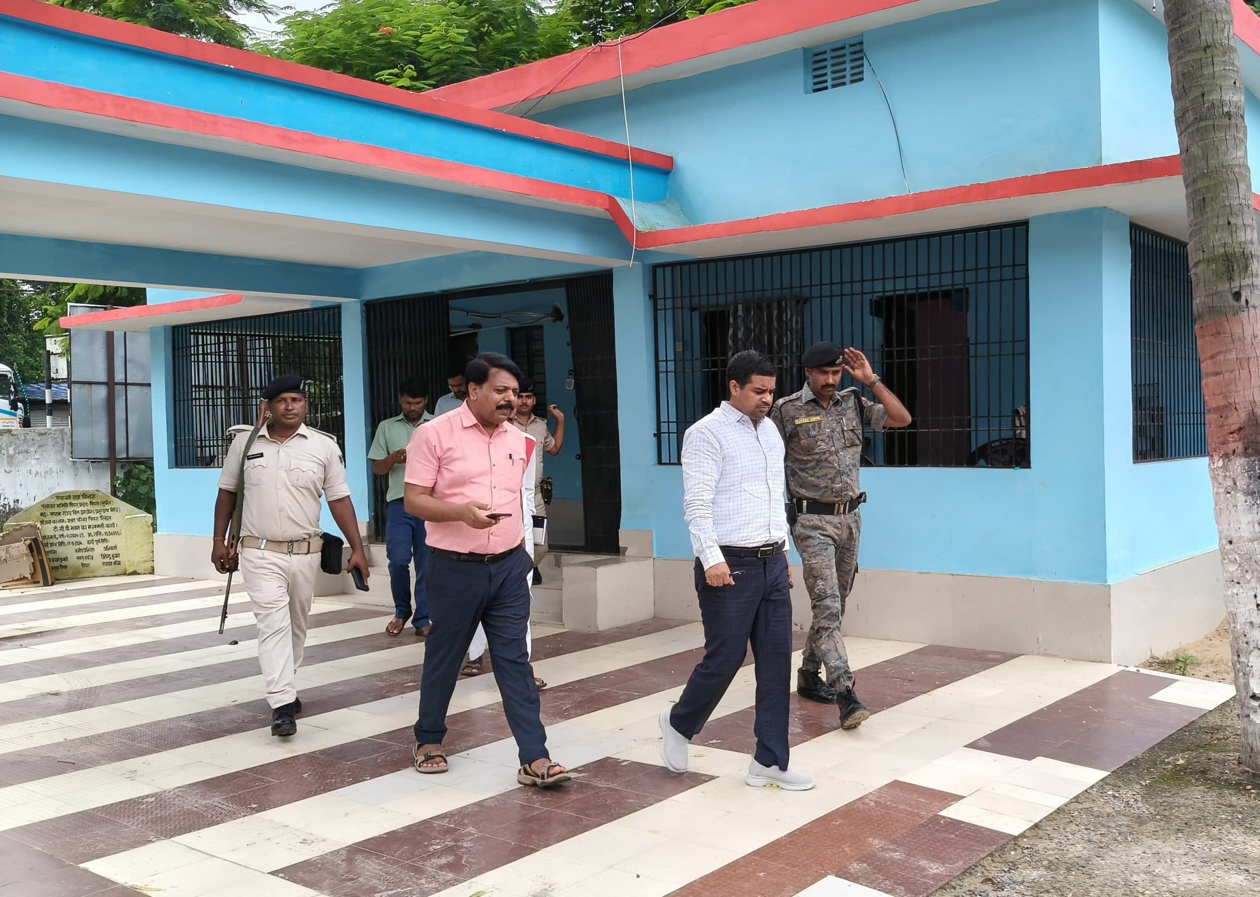 डीएम ने मतदाता सूची पुनरीक्षण कार्य का किया निरीक्षण