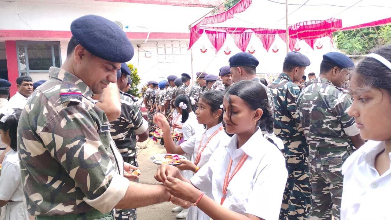 सीमा सशस्त्र बल के जवानों की कलाई पर बांधी राखी