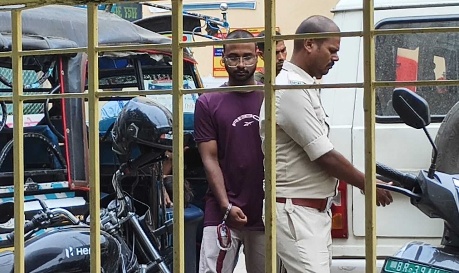 बंद घर में ताला तोड़ते तीन चोरों को पुलिस ने रंगेहाथ पकड़ा