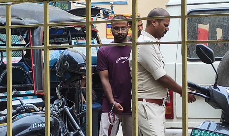 बंद घर में ताला तोड़ते तीन चोरों को पुलिस ने रंगेहाथ पकड़ा