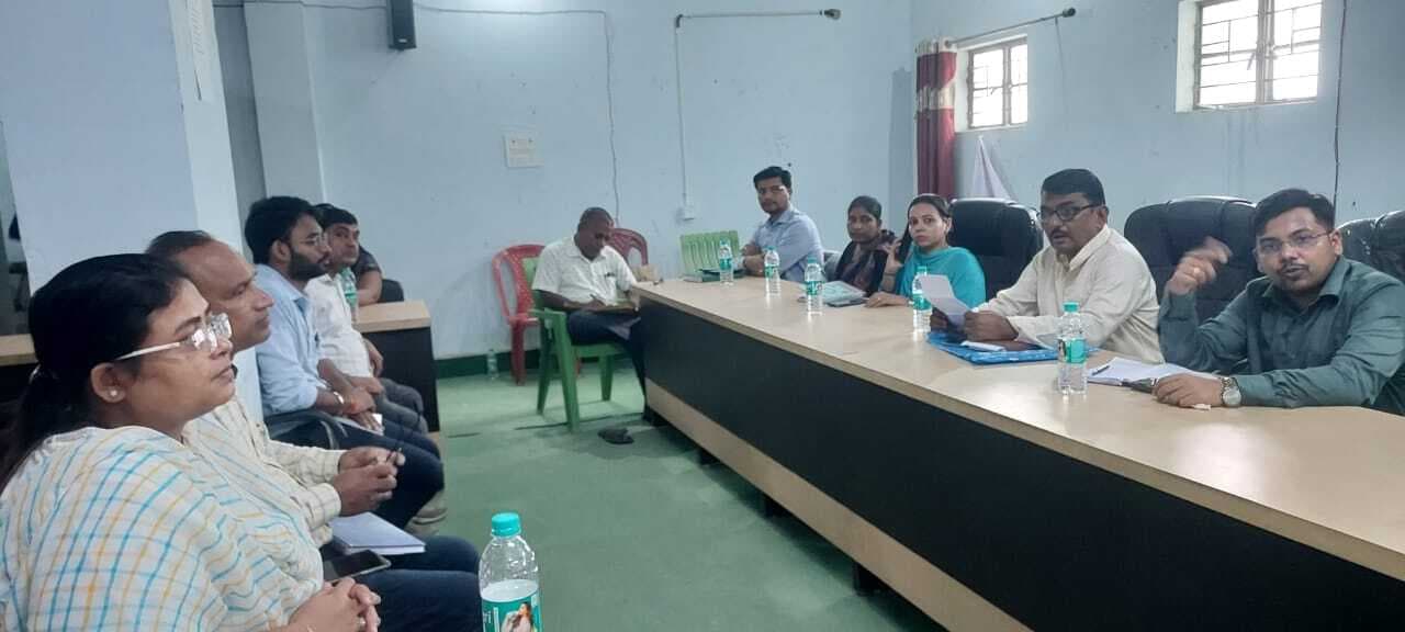 बीस सूत्री की बैठक में बाढ़ पीड़ितों के बीच सुविधा पहुंचाने पर बल