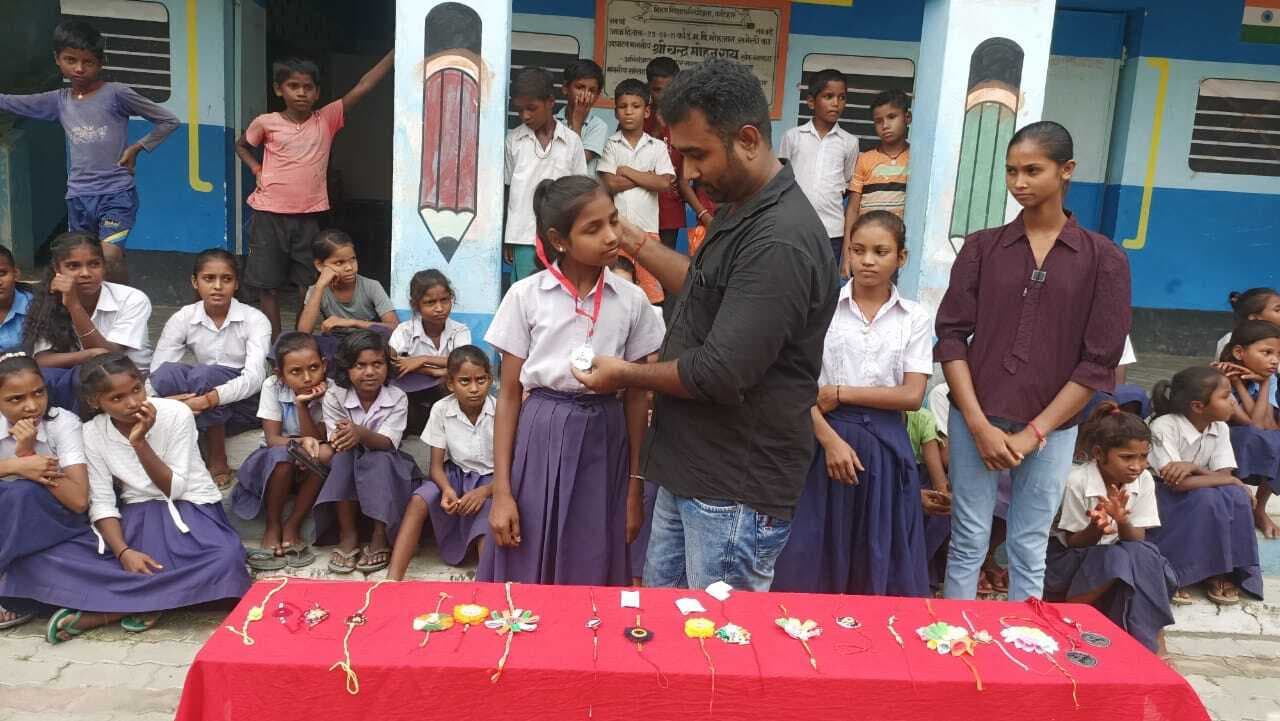 राखी बनाओ प्रतियोगिता का आयोजन