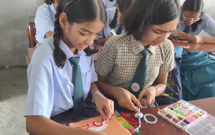 सुतारा मेंही मिशन स्कूल में राखी बनाओ राखी सजाओ प्रतियोगिता का आयोजन