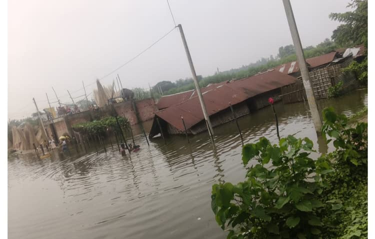 अमदाबाद के दर्जनों गांवों में बाढ़ का पानी घुसा, त्राहिमाम कर रहे लोग, भोजन, पानी की किल्लत