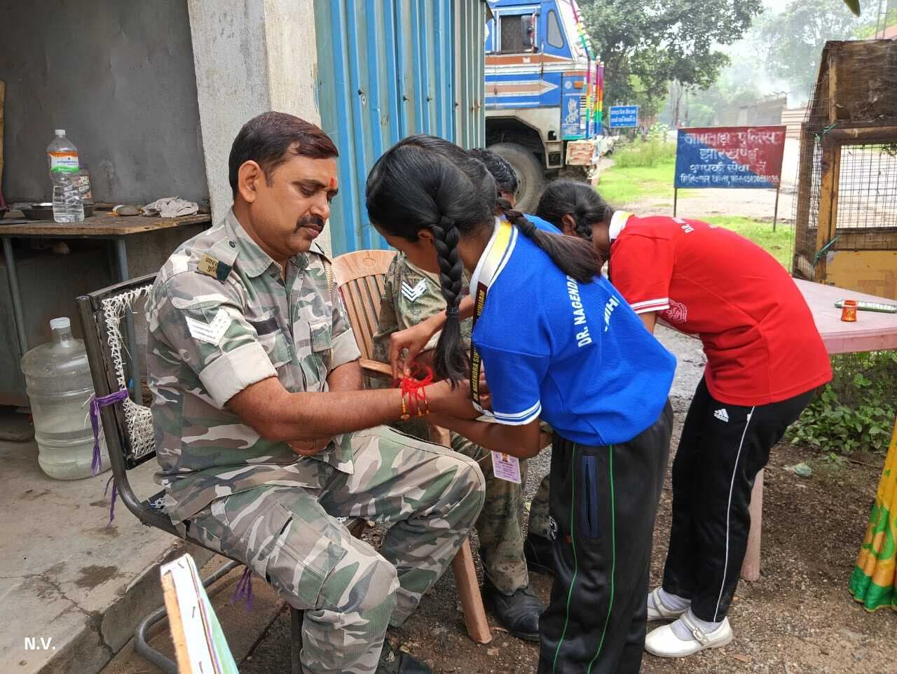 स्कूली छात्राओं ने चेकपोस्ट पर पुलिसकर्मियों को बांधी राखी