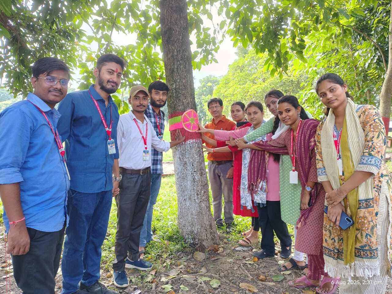 छात्र-छात्राओं ने पेड़ में बांधी राखी