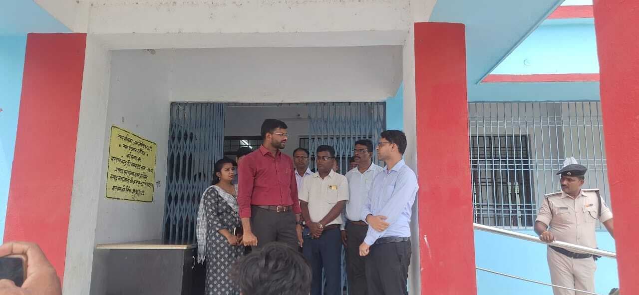 निबंधन कार्यालय का का डीएम ने लिया जायजा
