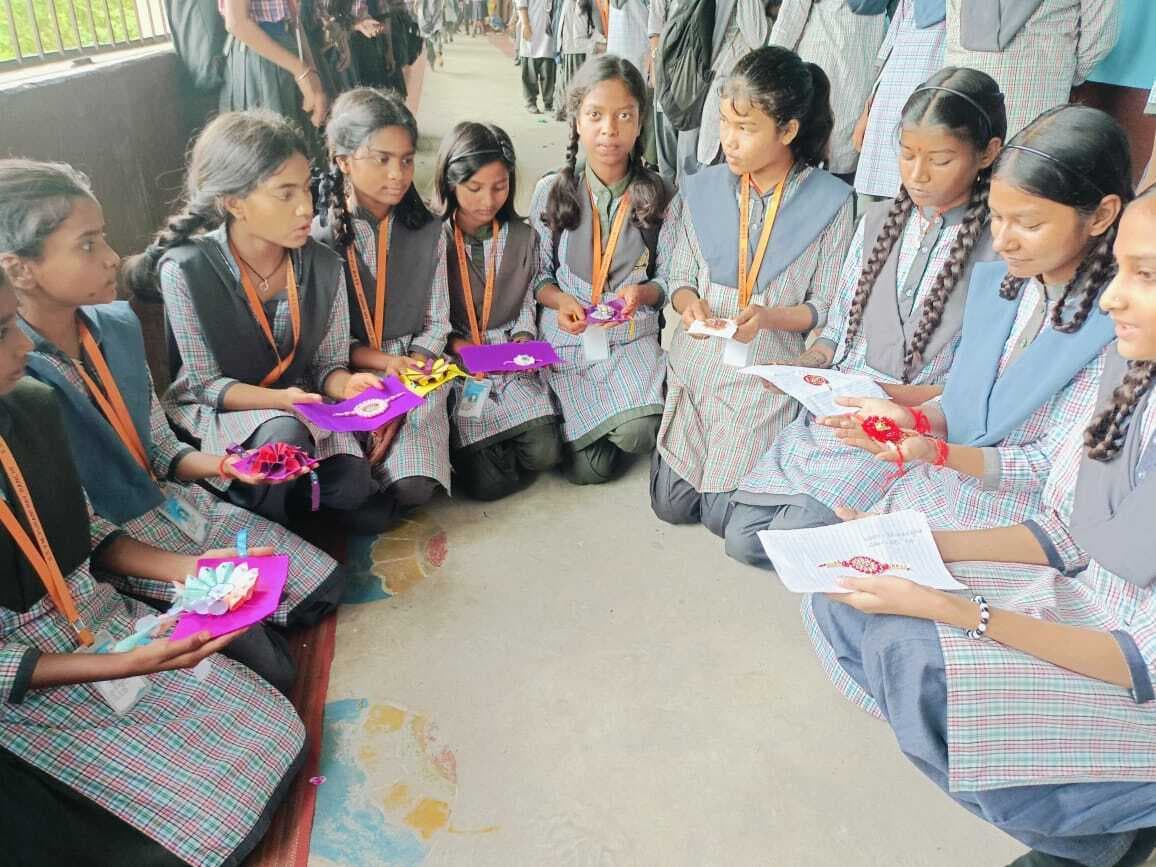 राखी बनाओ व मेहंदी रचाओ प्रतियोगिता