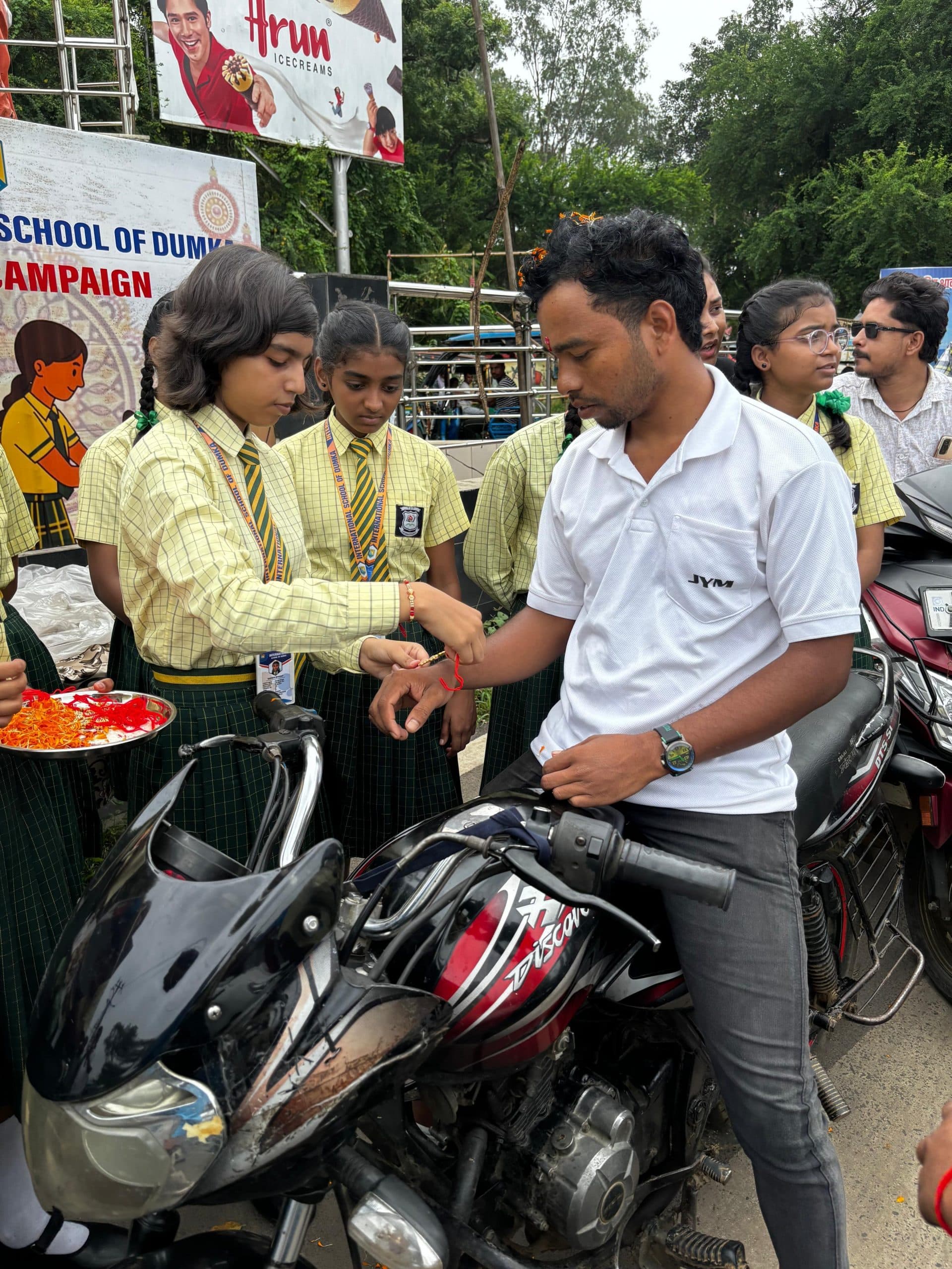 बाइक सवारों को राखी बांध कर हेलमेट दिया