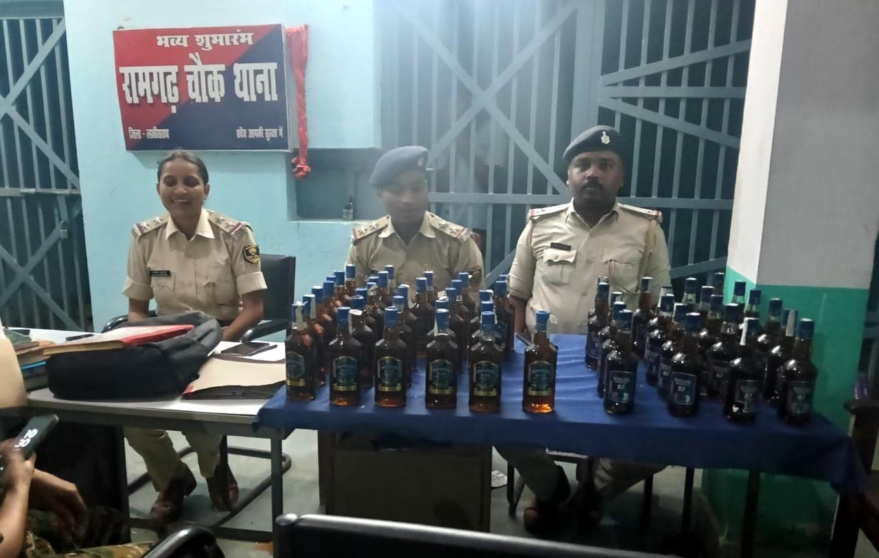 पुलिस ने 51 बोतल शराब के साथ तस्कर को किया गिरफ्तार