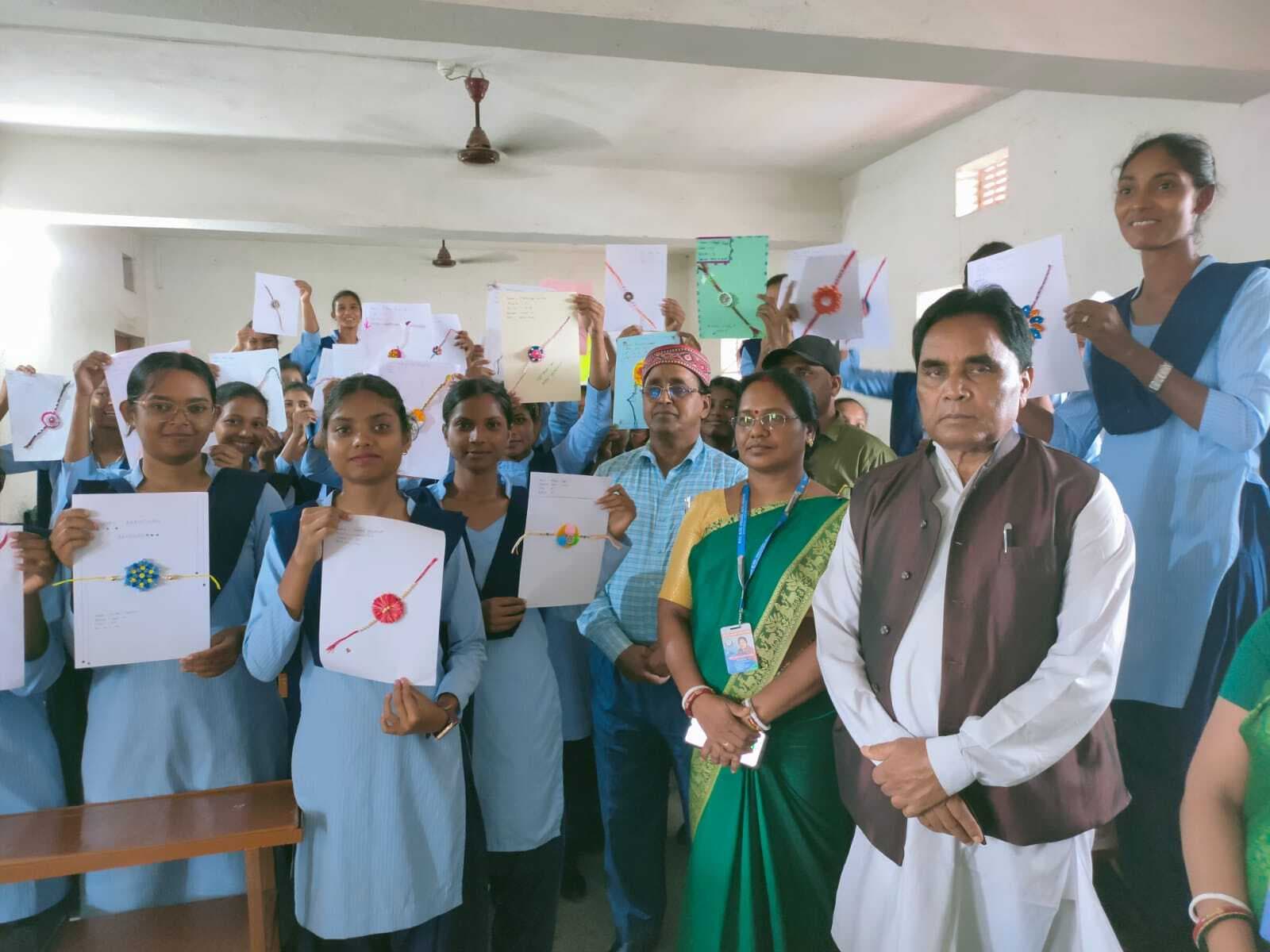 मेहंदी लगाओ रखी बनाओ प्रतियोगिता