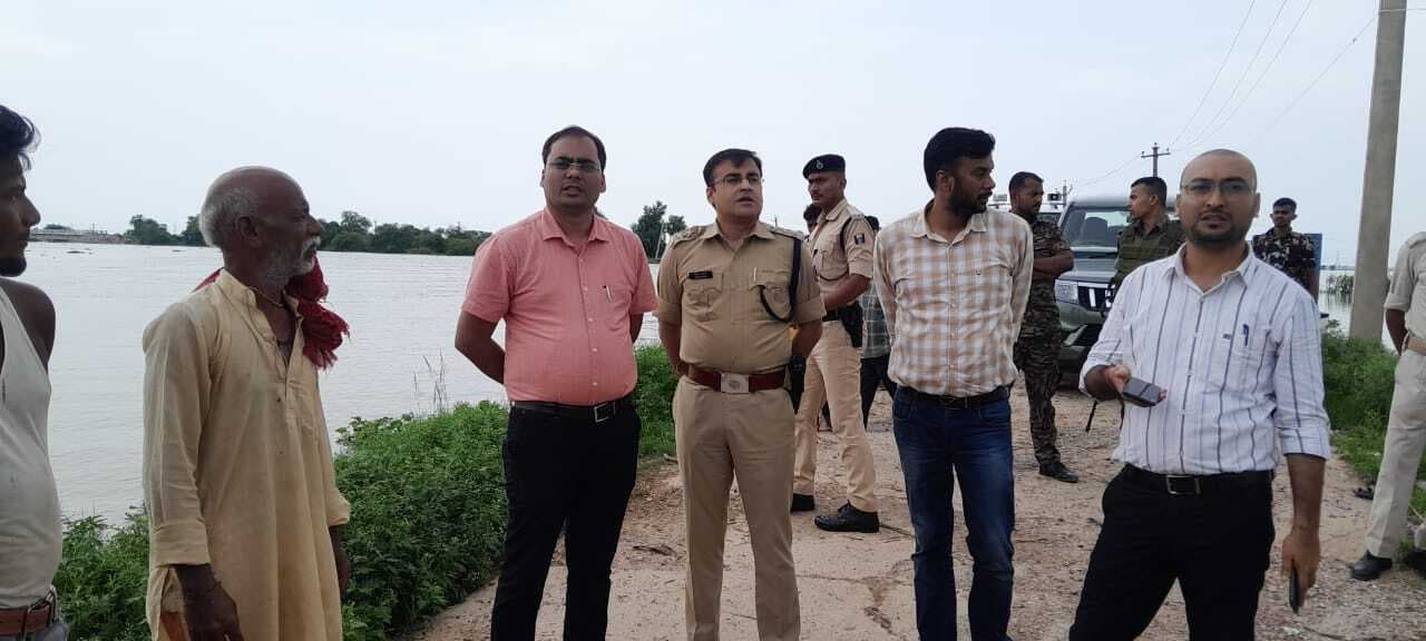 बाढ़ : हजारों एकड़ में लगी धान की फसल डूबी