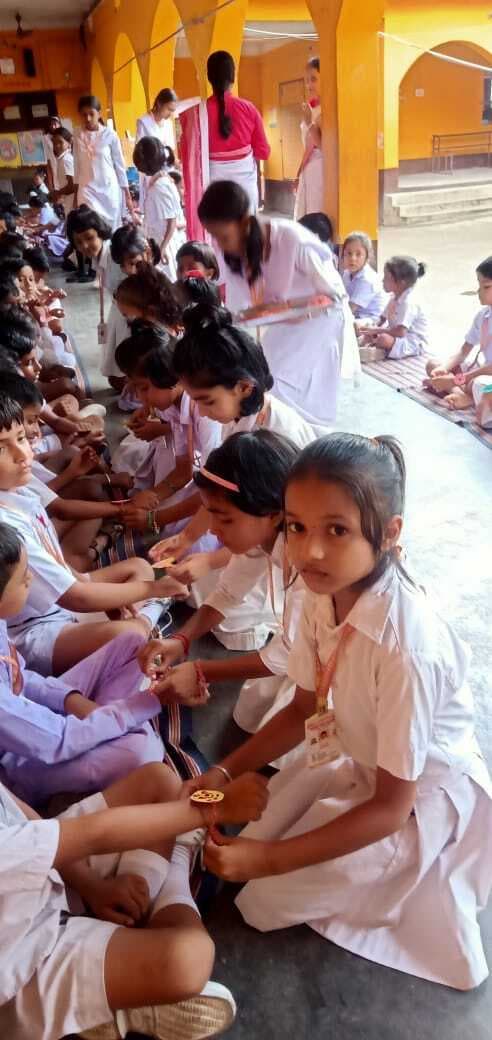 सरस्वती शिशु विद्या मंदिर में मना रक्षा बंधन का त्योहार