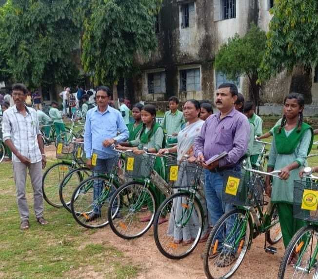 छात्र-छात्राओं के बीच साइकिल का किया गया वितरण