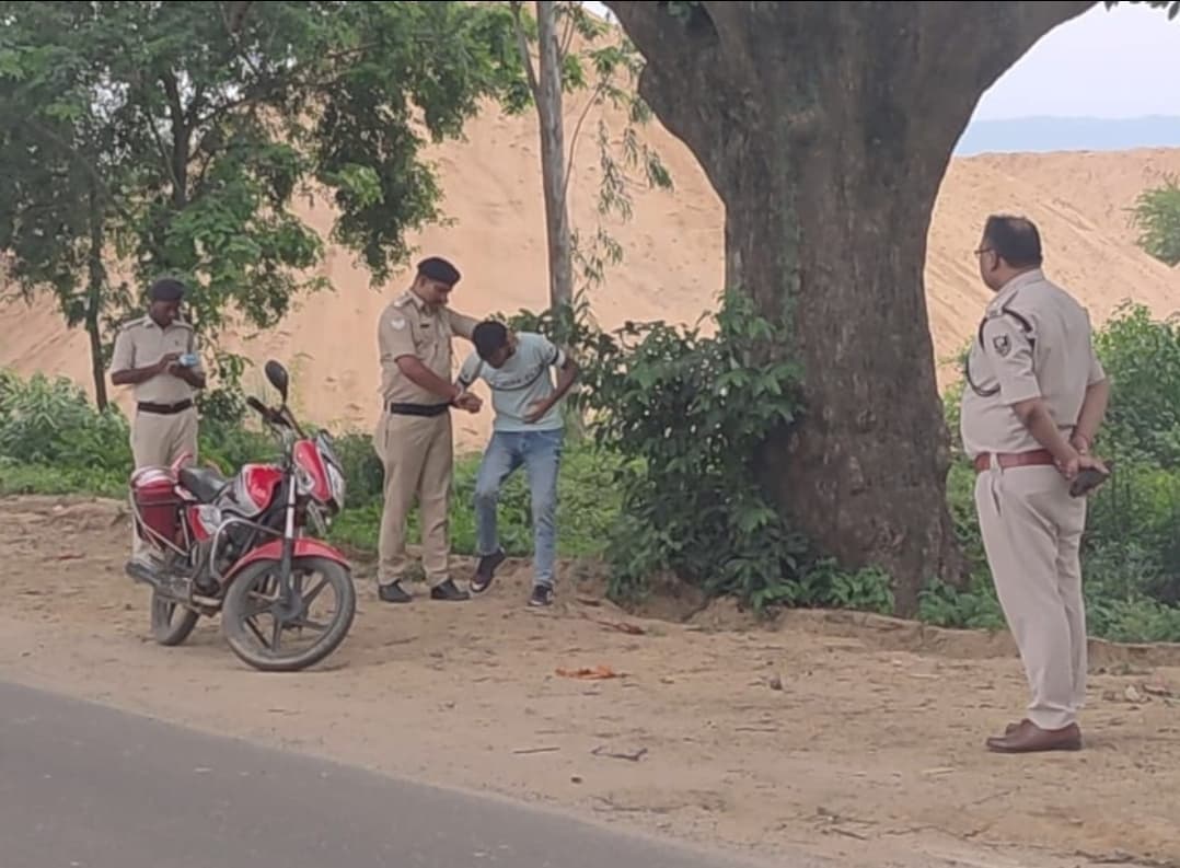 हेलमेट जांच के दौरान पुलिस व बाइक सवार युवक में झड़प