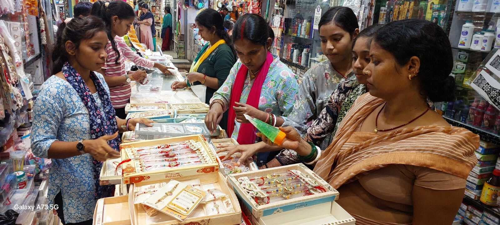 आज भाई की कलायी पर राखी बांधेगी बहन