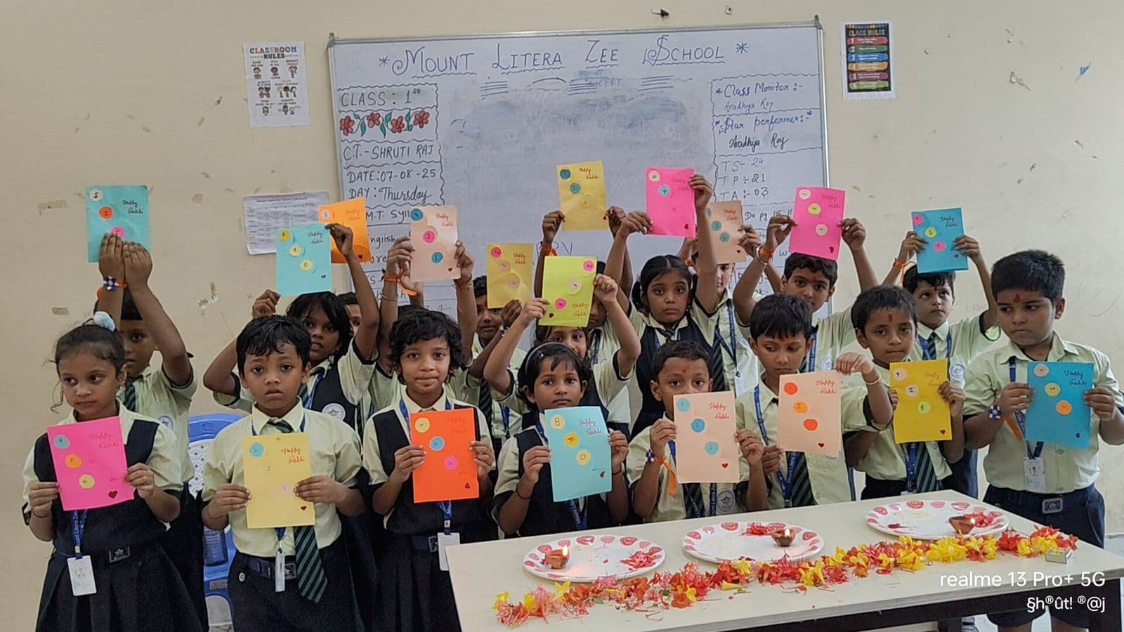 राखी मेकिंग कार्यक्रम में भाई-बहन प्रेम की दिखी सुंदर झलक