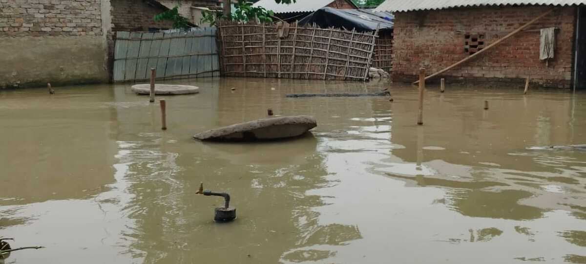 बरारी के दर्जनों गांवों में बाढ़ से त्राहिमाम, नाव से आवागमन कर रहे लोग