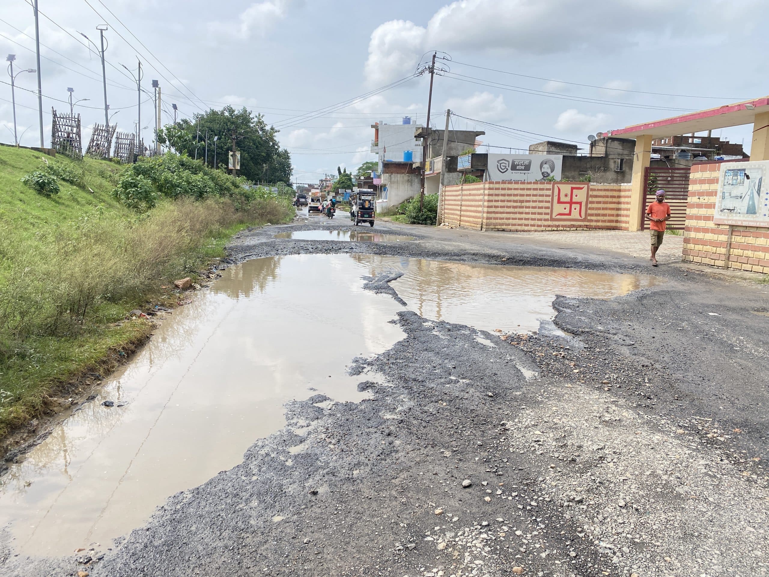 Giridih News :सड़क के गड्ढों में गिरकर रोज घायल होते हैं लोग