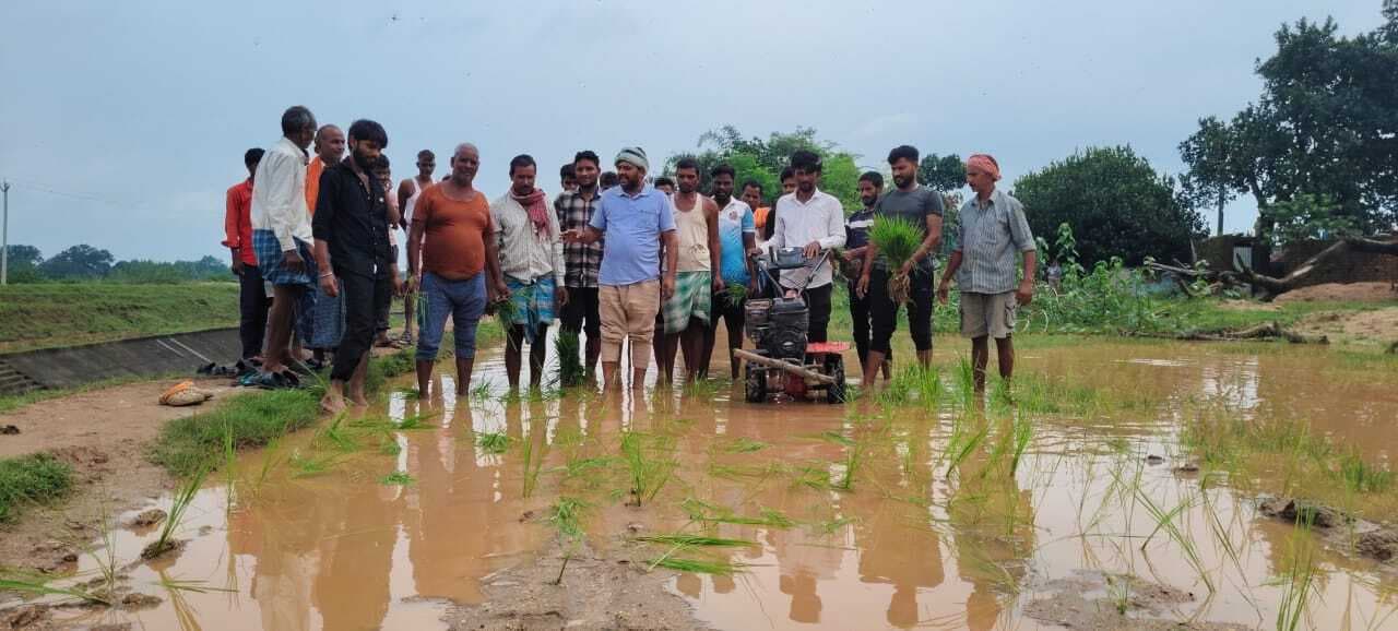 Giridih News :ग्रामीणों ने जर्जर पथ धनरोपनी कर जताया आक्रोश