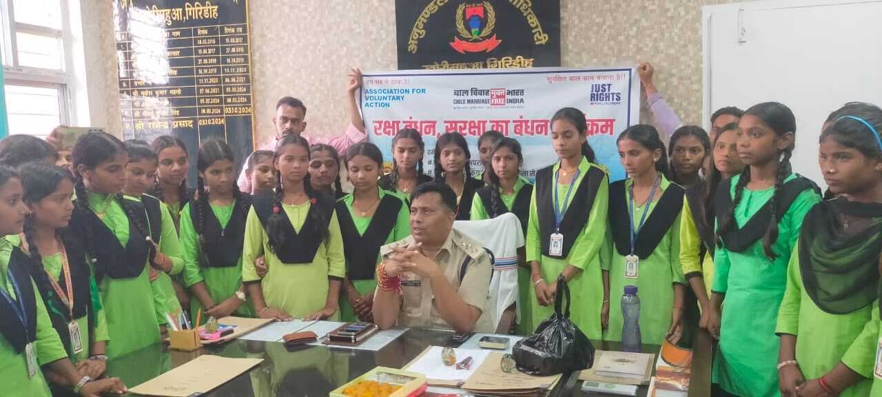 Giridih News :वीरेंद्र आयन उवि की छात्राओं ने एसडीओ व एसडीपीओ को बांधीं राखी