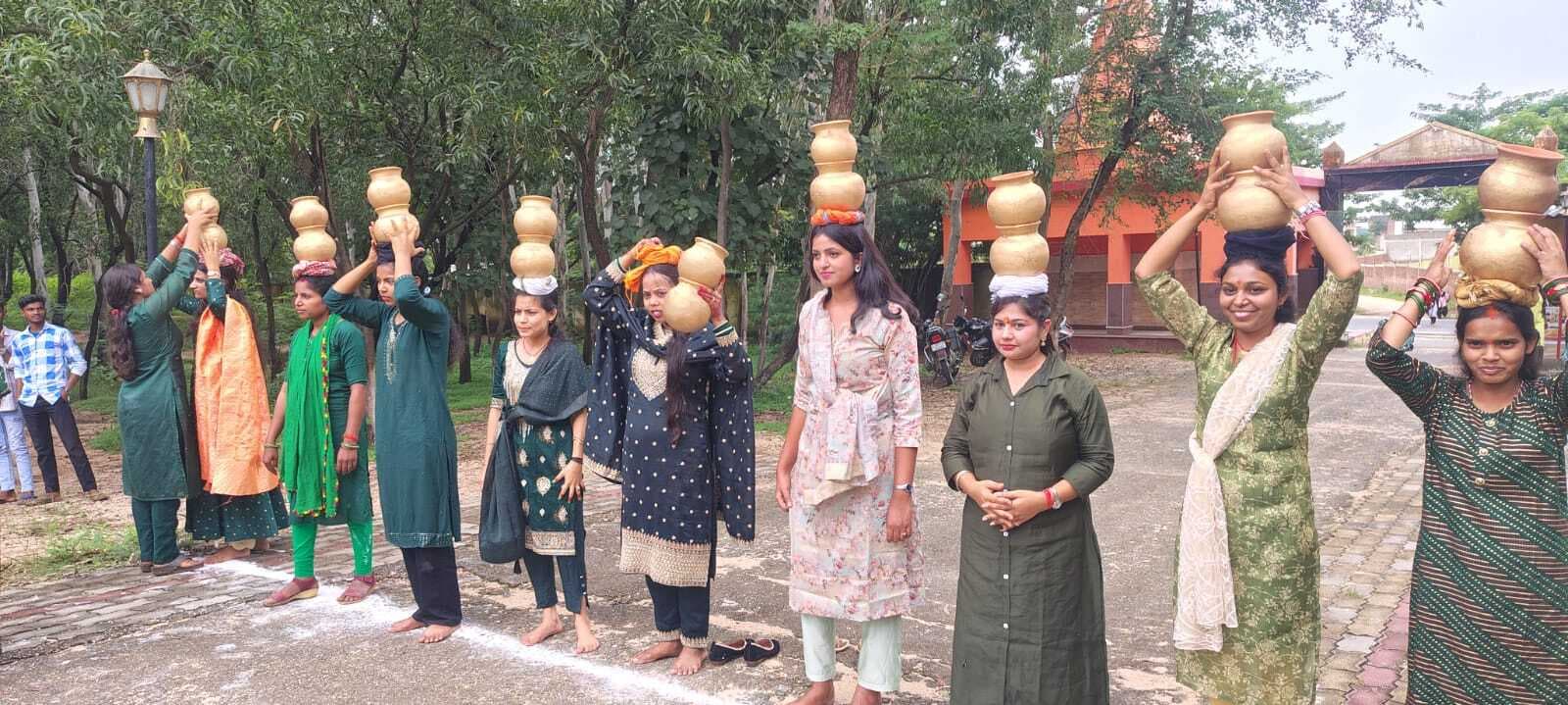 Giridih News :आदर्श कॉलेज में धूमधाम से मना सावन महोत्सव