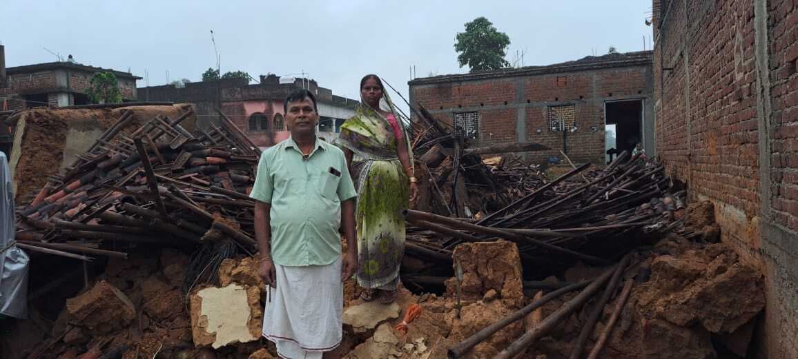 Giridih News :बारिश में मजदूर का घर ध्वस्त, परिवार हुआ बेघर