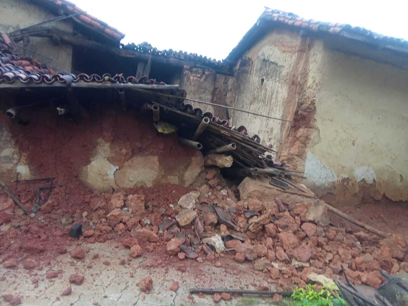 Giridih News :बारिश में घिरा घर, बाल-बाल बचे लोग