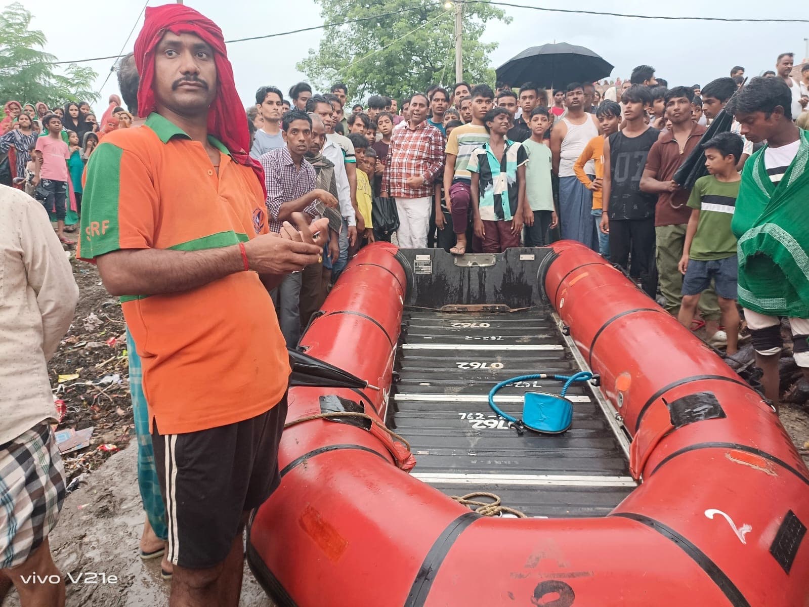 बाढ़ की पानी में नहाने के दौरान किशोरी लापता, तलाश जारी