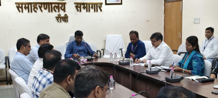 District Administration News : उपायुक्त ने कहा- भूमि विवाद के मामले सावधानी से निबटायें