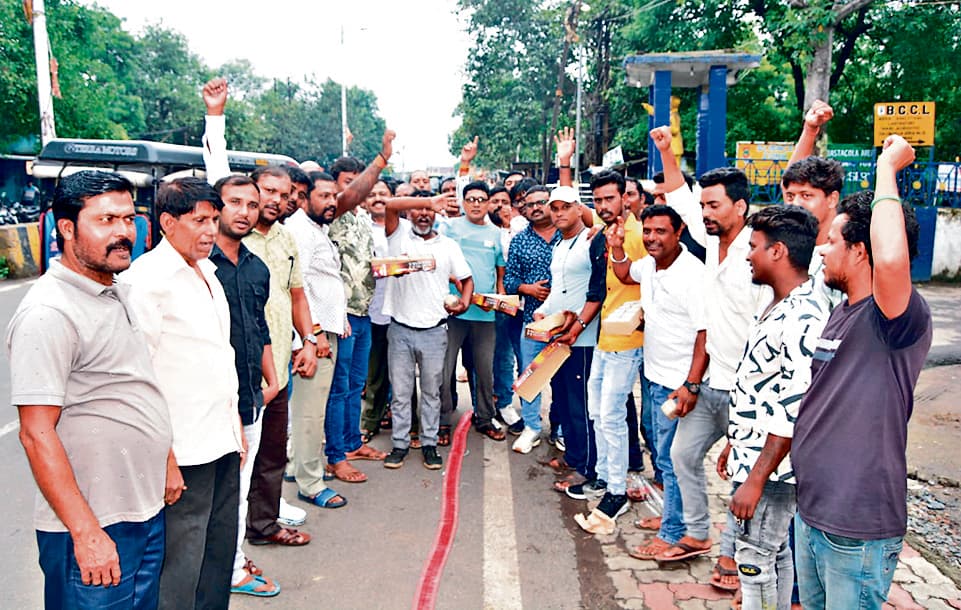 Dhanbad News : पूर्व विधायक संजीव सिंह को जमानत मिलने पर झरिया में जश्न