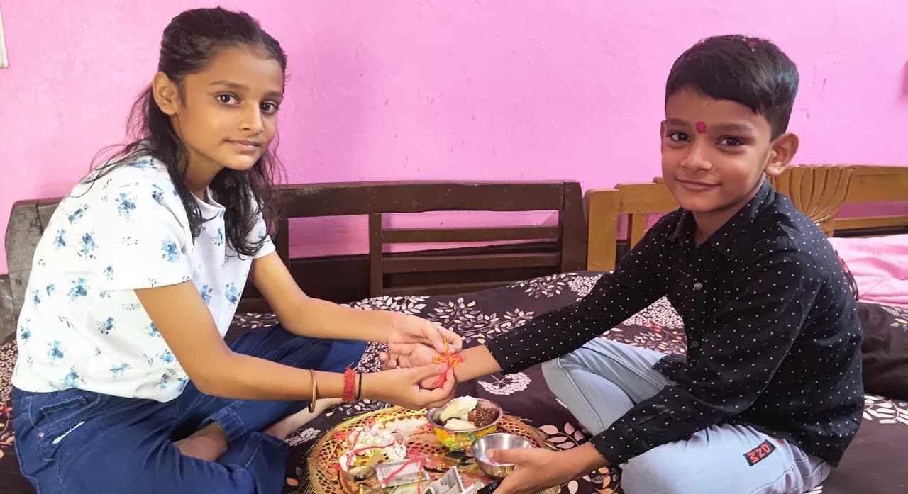 चैनपुर में धूमधाम से मनाया गया रक्षा बंधन