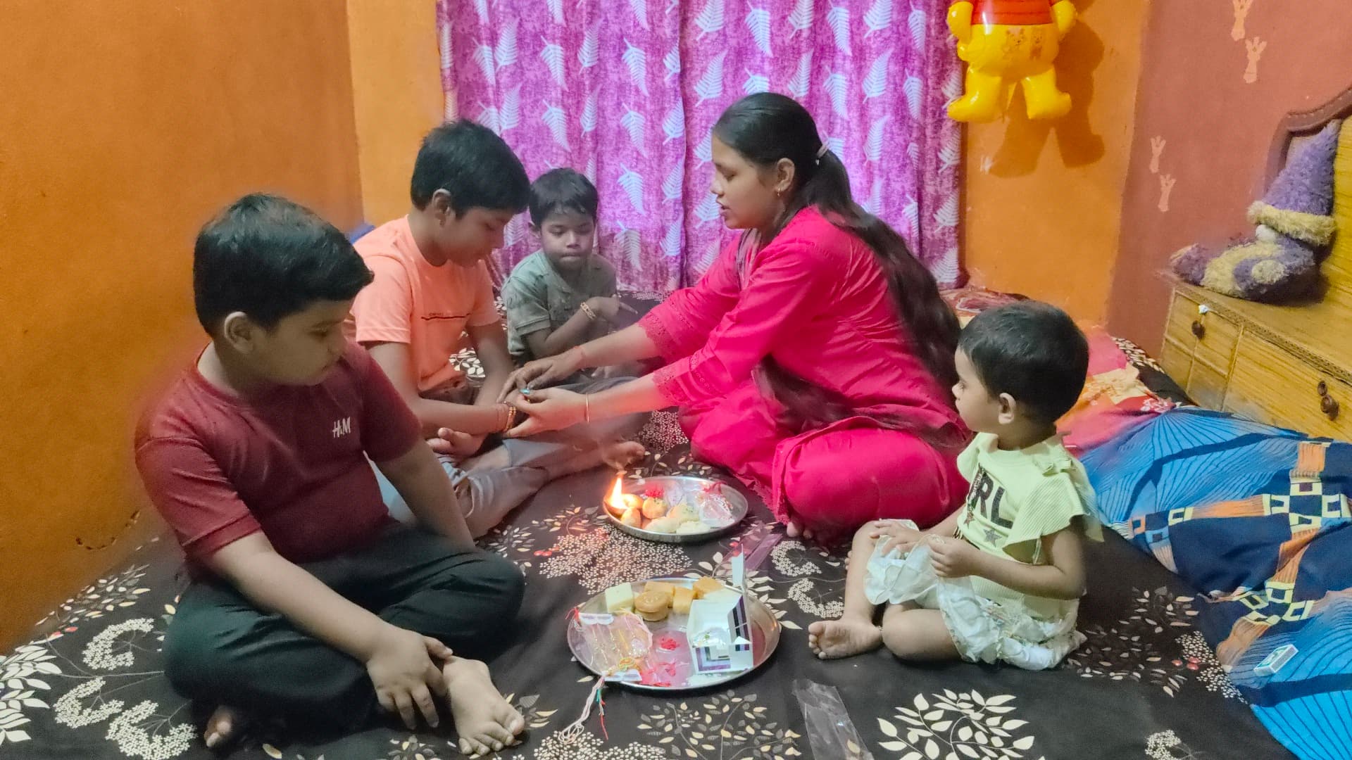 मोहनिया में रही रक्षाबंधन की धूम, भाइयों ने लिया बहन की रक्षा का संकल्प