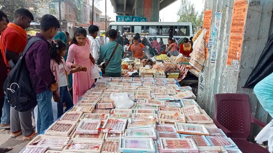 भाई की कलाई पर बहनों ने बांधे रक्षा सूत्र