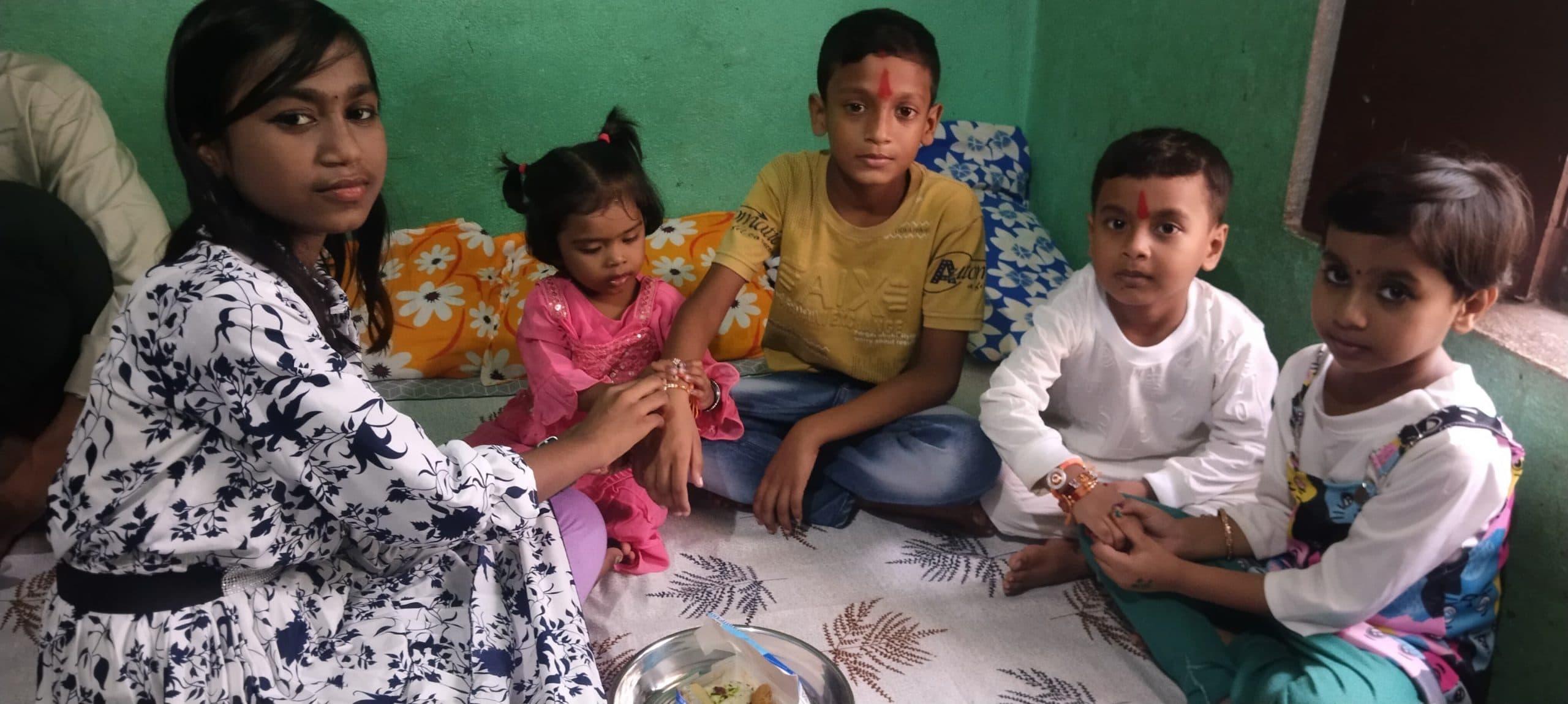 प्रकृति प्रेमियों ने पेड़ों पर रक्षा सूत्र बांधकर रक्षा का लिया संकल्प