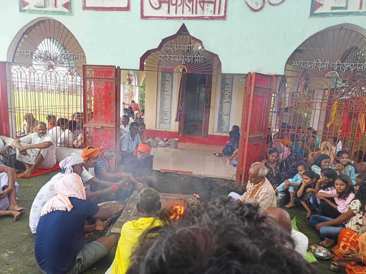 कामता गांव में काली माता की पूजा धूमधाम से की गयी