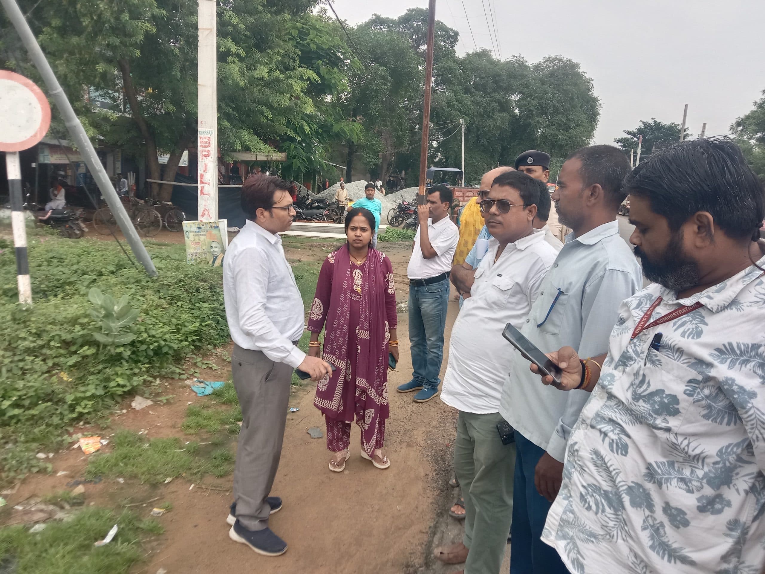 अधिकारियों ने लिया स्कूल के आगे जलजमाव का जायजा