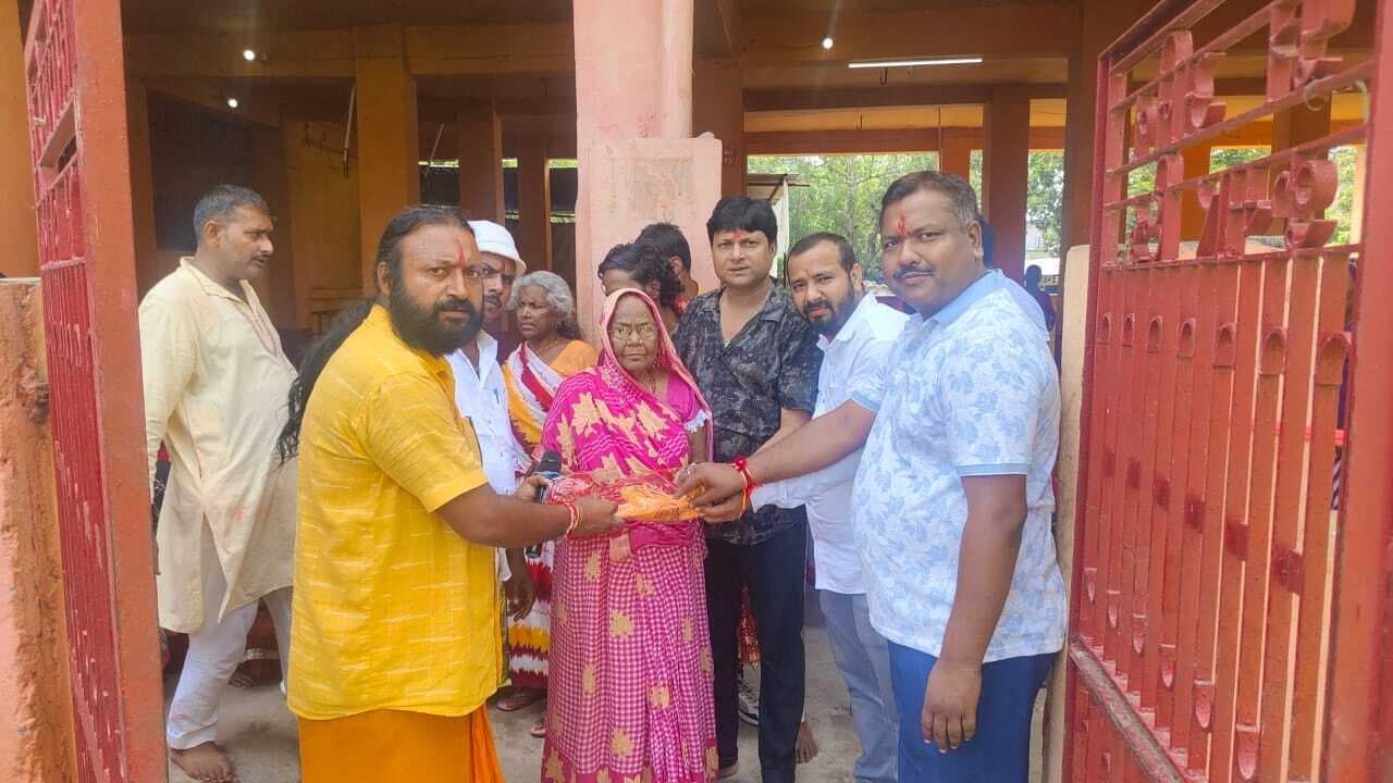 सैकड़ों गरीब महिलाओं के बीच बांटी साड़ी