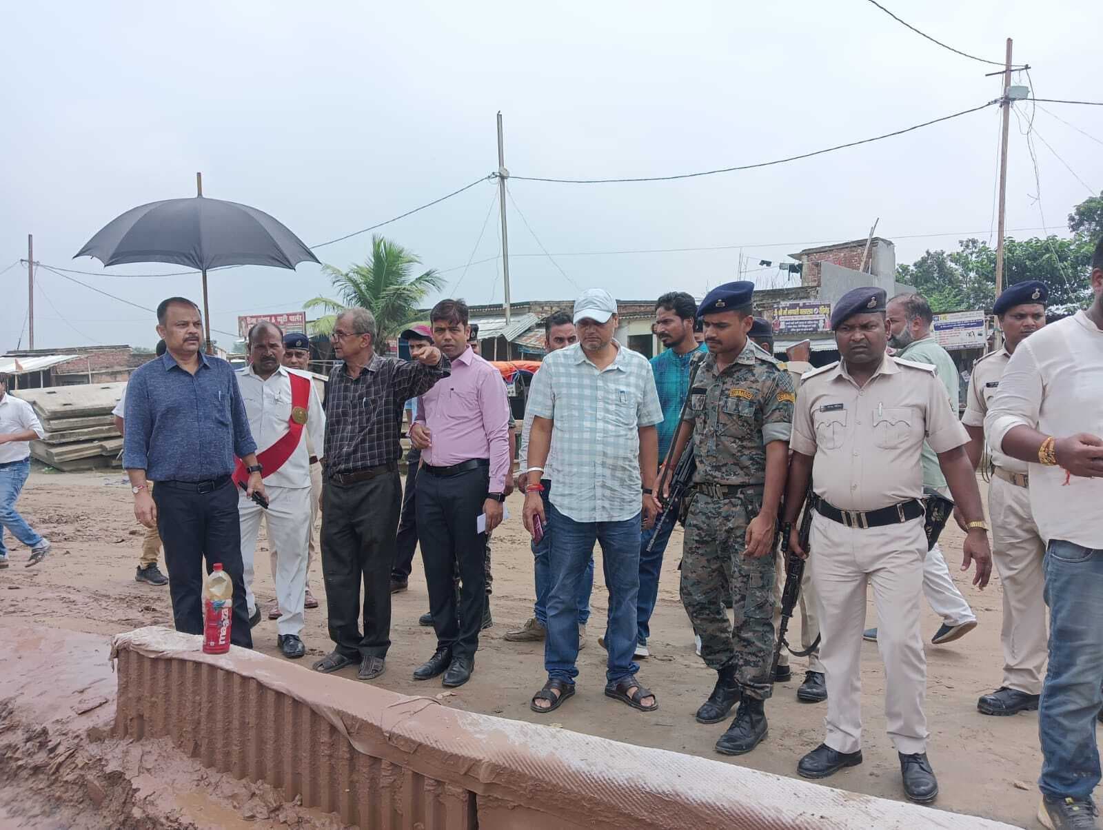 अर्धनिर्मित फ्लाईओवर का उपरी पथ छोटे वाहनों के लिए चालू