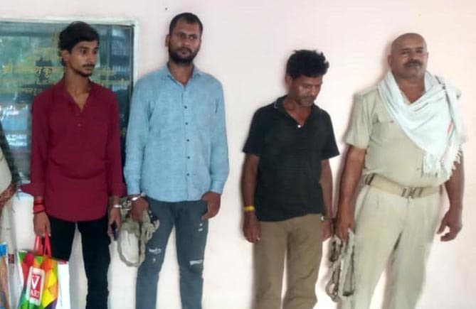 महिला समेत चार शराब तस्कर गिरफ्तार