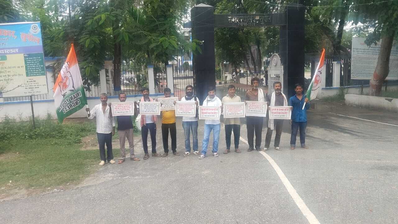 रोजगार या बेरोजगारी भत्ता की मांग को ले युवा कांग्रेस ने सौंपा ज्ञापन