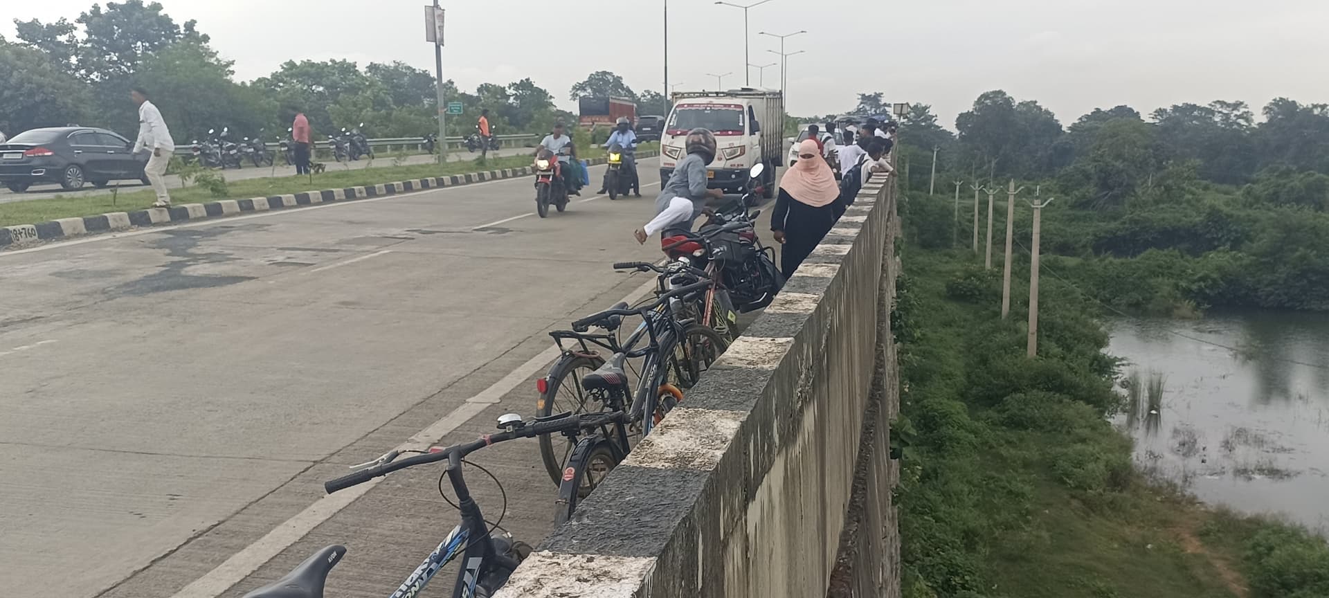 Dhanbad News : अजगर की अफवाह, देखने के लिए मछियारा फ्लाईओवर पर रोज लग रही भीड़