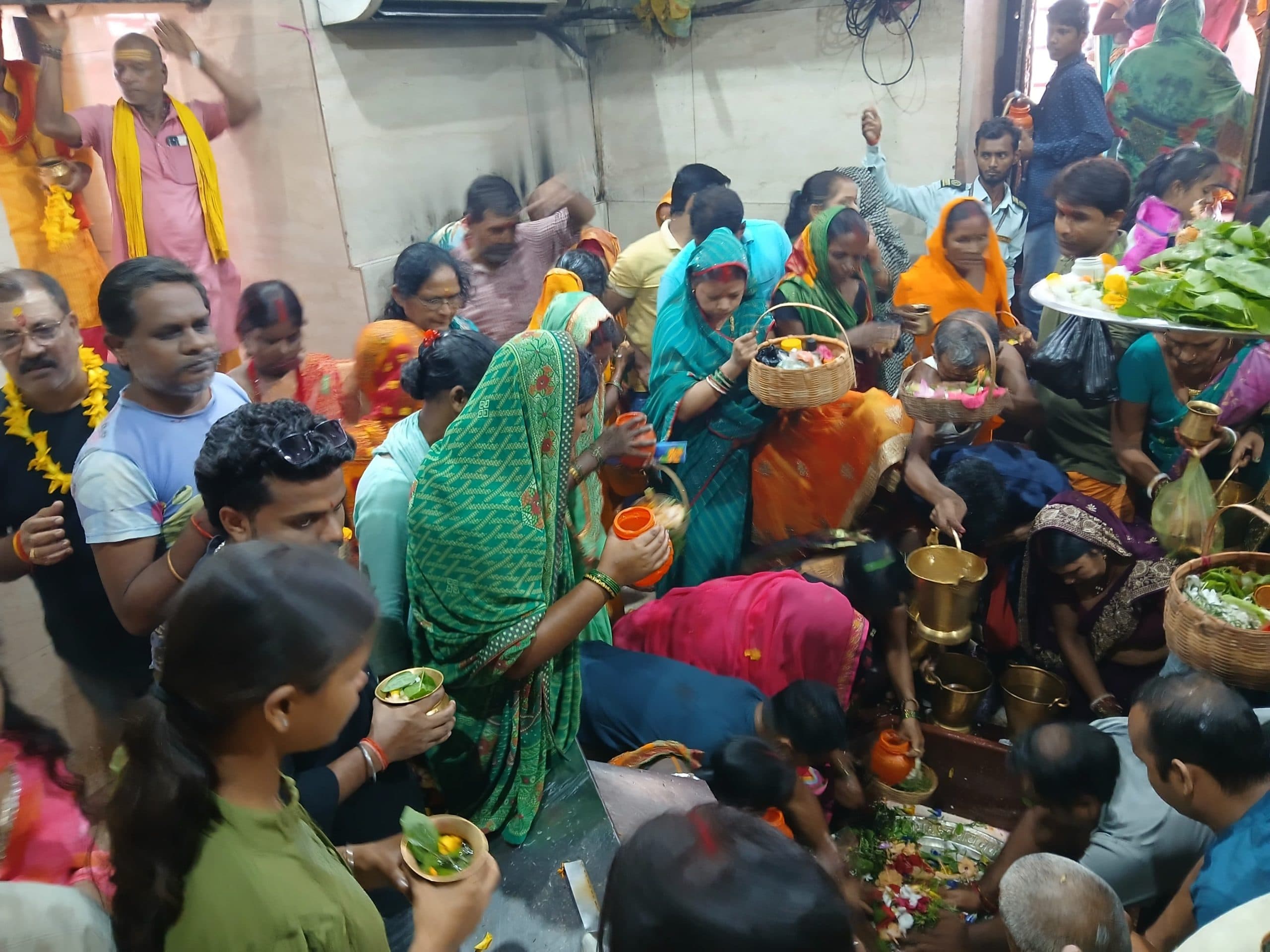 सावन की पूर्णिमा पर जलाभिषेक के लिए बाबा नगरी में उमड़ी भीड़