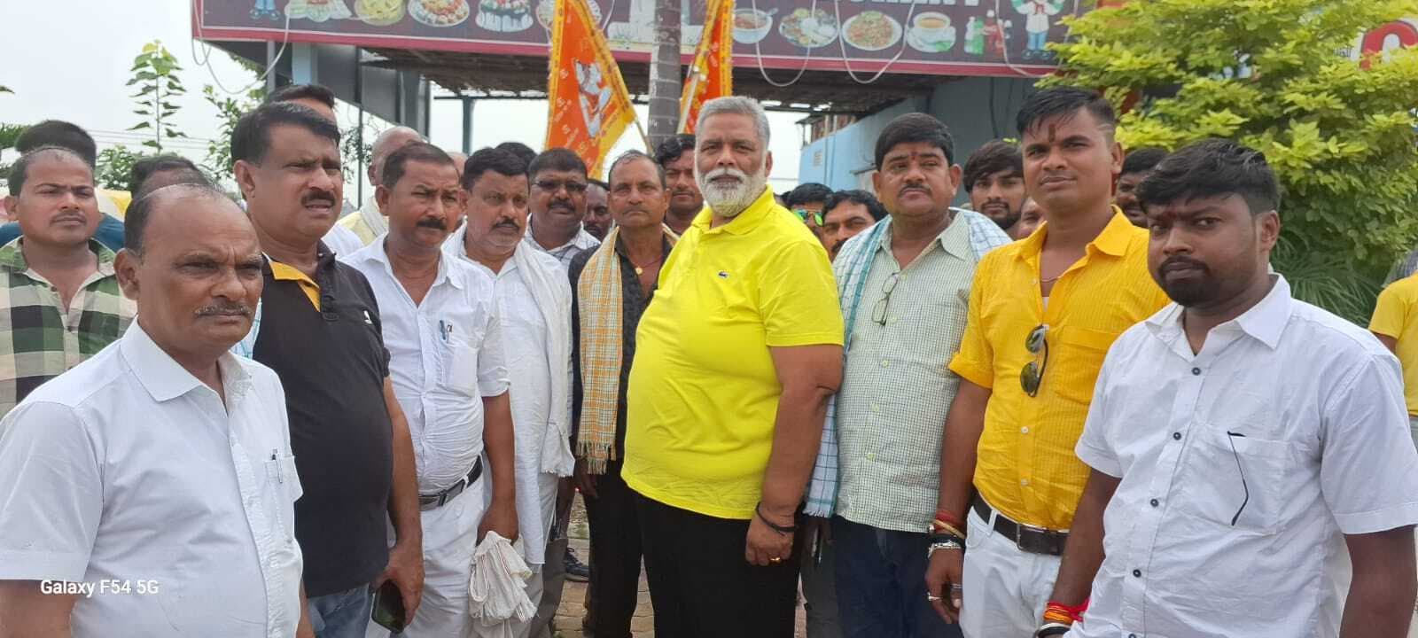 पूर्णिया सांसद ने बाढ़ पीड़ितों के लिए 12 नाव दिये, आटा व पॉलीथिन भा बांटा