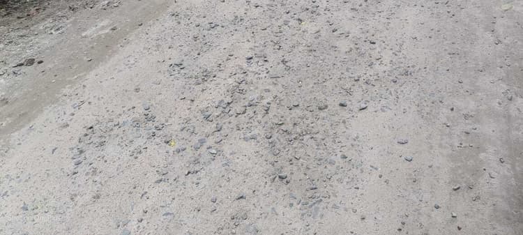 पीसीसी सड़क बनने के कुछ महीनें में टूटी