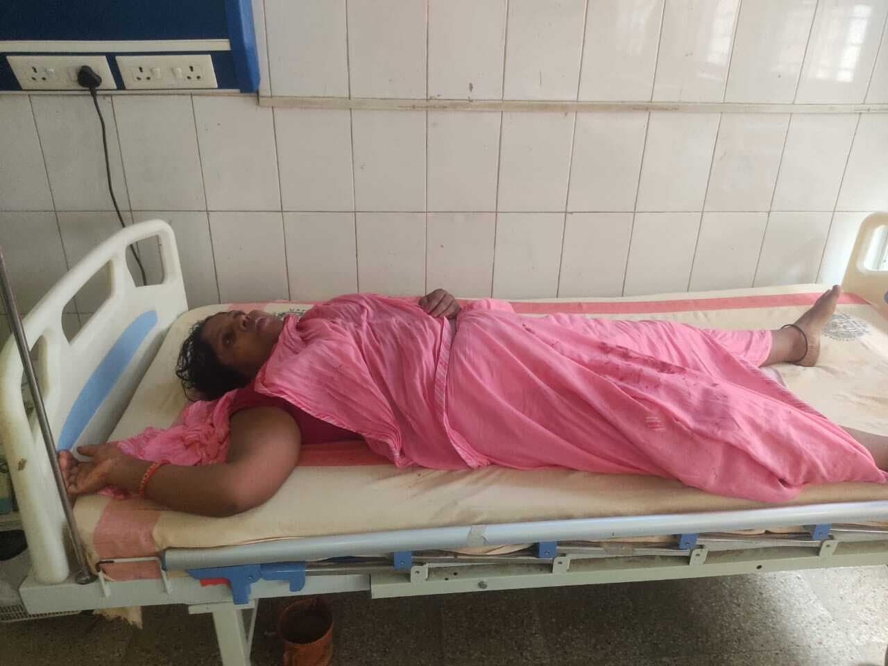 सो रही महिला पर टूटा छत का टुकड़ा, जख्मी