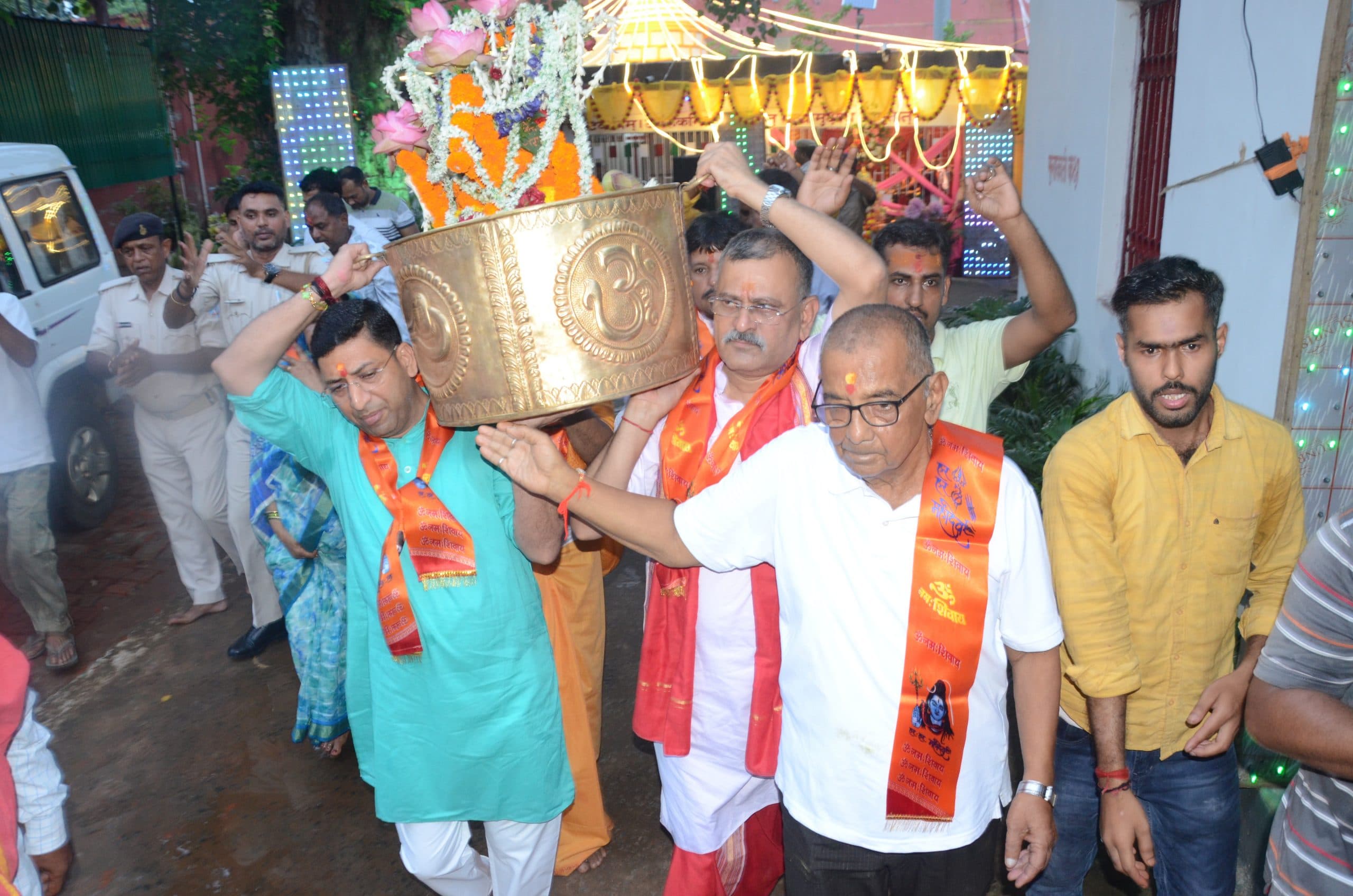 Deoghar News : सावन पूर्णिमा पर देवघर जेल से भेजे गये दो पुष्प मुकुट, बाबा बैद्यनाथ व बासुकिनाथ को किया गया अर्पित