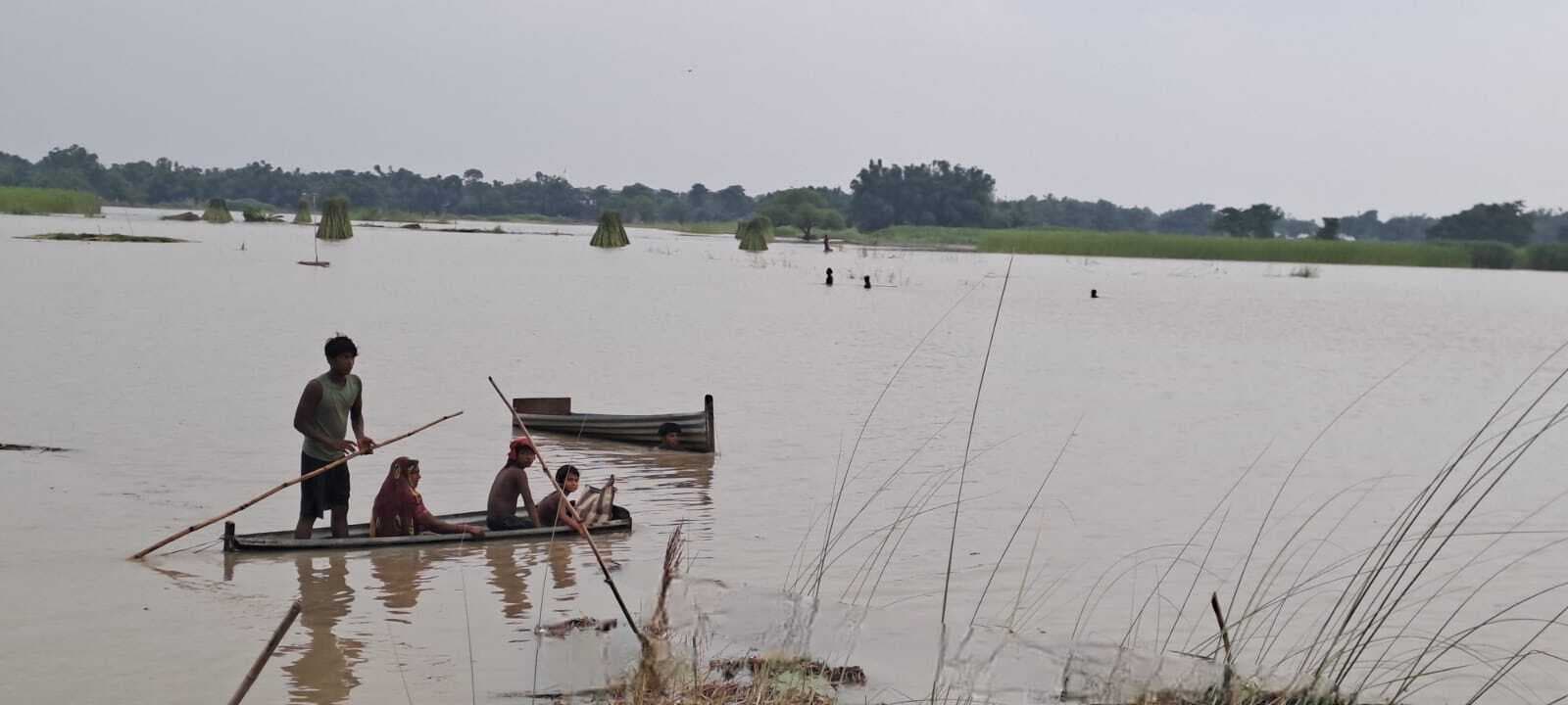 सरकारी नाव की व्यवस्था नदारत, टीन के नाव बनाकर जान जोखिम में डाल आवागमन की मजबूरी