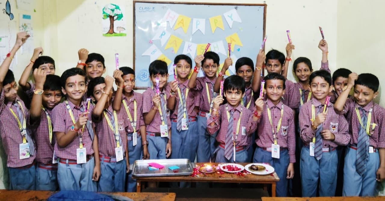 राखी प्रतियोगिता में बेहतर करनेवाले बच्चों को किया पुरस्कृत