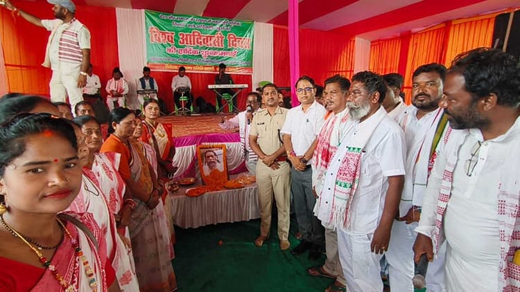 आदिवासियों ने खेले झुमर, निकाली रैली